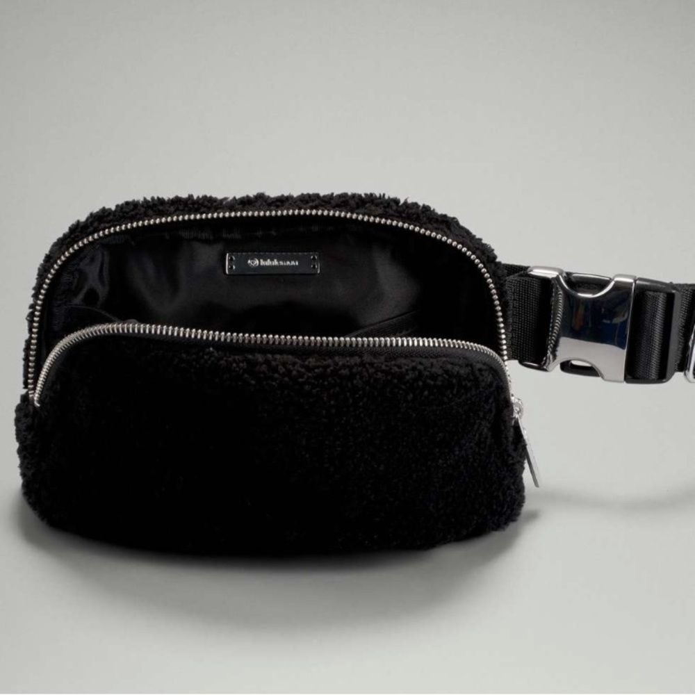 NEW Lululemon Everywhere Belt Bag Black Fleece 1L - Picture 5 of 16